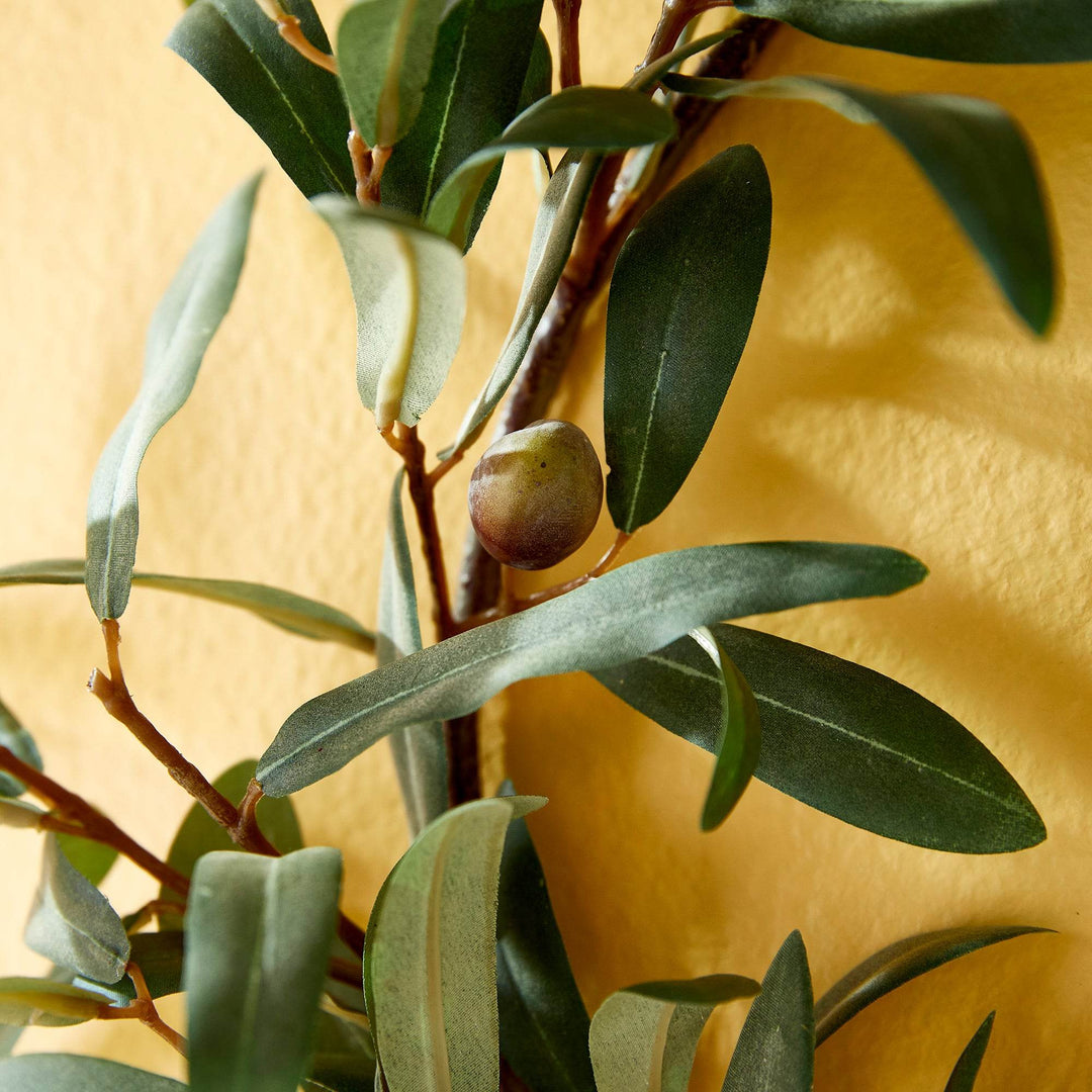 Detail of faux olive wreath with realistic leaf texture and natural fruit accents, made from PE, polyester, and wire – Mediterranean Classic.