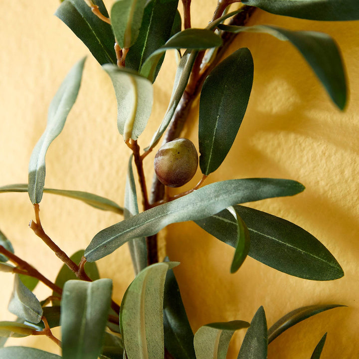 Detail of faux olive wreath with realistic leaf texture and natural fruit accents, made from PE, polyester, and wire – Mediterranean Classic.