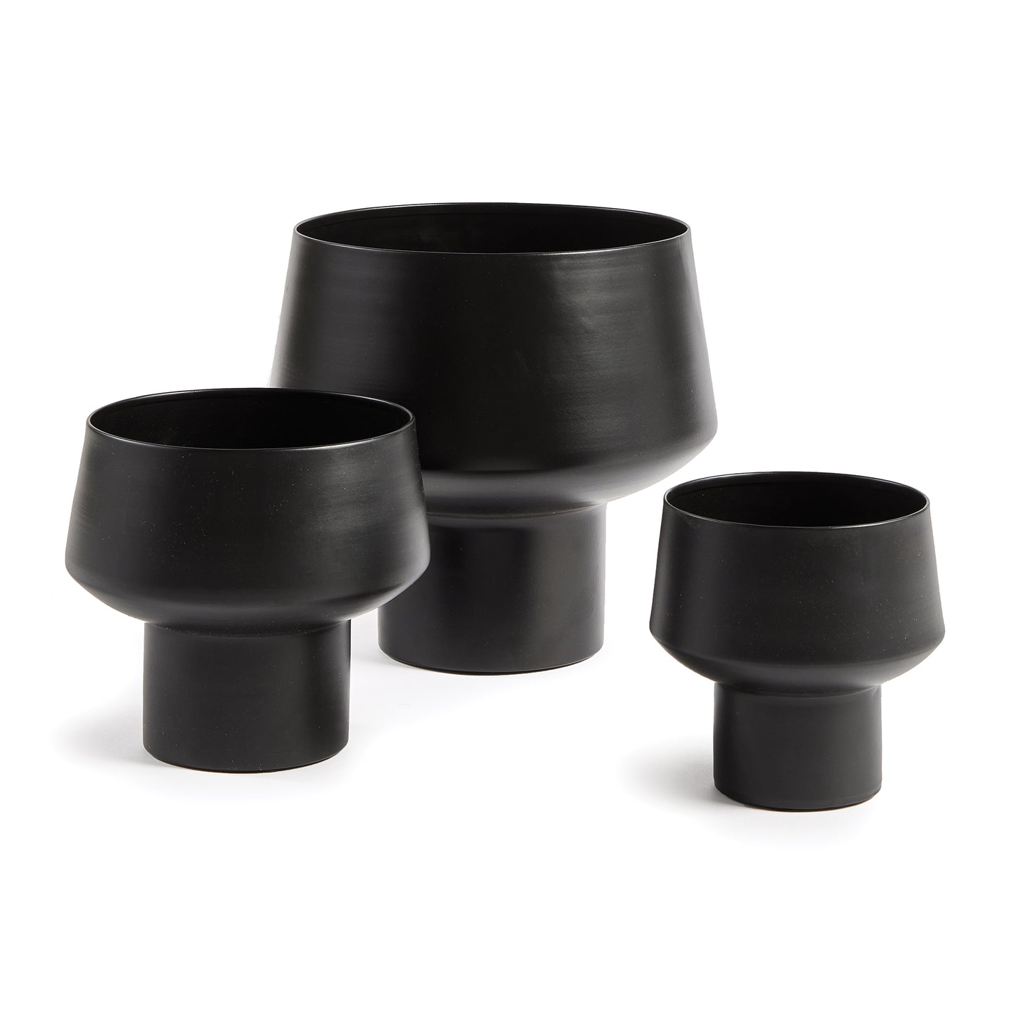 You'd never guess this set of three sleek cachepots are made of a light aluminum. Finished in a matte black, they are a contemporary set for your favorite faux ferns or floral drop-ins.