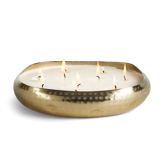 Soothing. Warm. Comforting. Serene. This is Cashmere. With a burn time of up to 13 hours, the flames in this organic gold tin will last through the party and beyond.