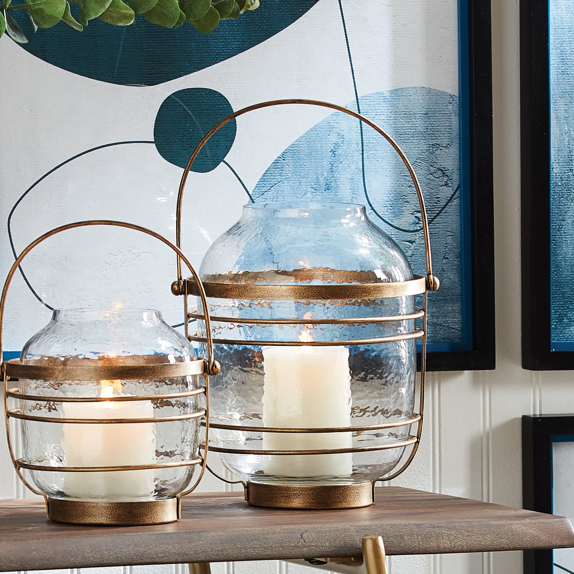 Embrace a coastal ambiance with the Gold Hurricane Coastal Theme. This elegant piece adds to the allure of a beachy weekend, especially when displayed alongside others from the collection. Infuse your space with the charm of a seaside retreat by incorporating this exquisite decor.