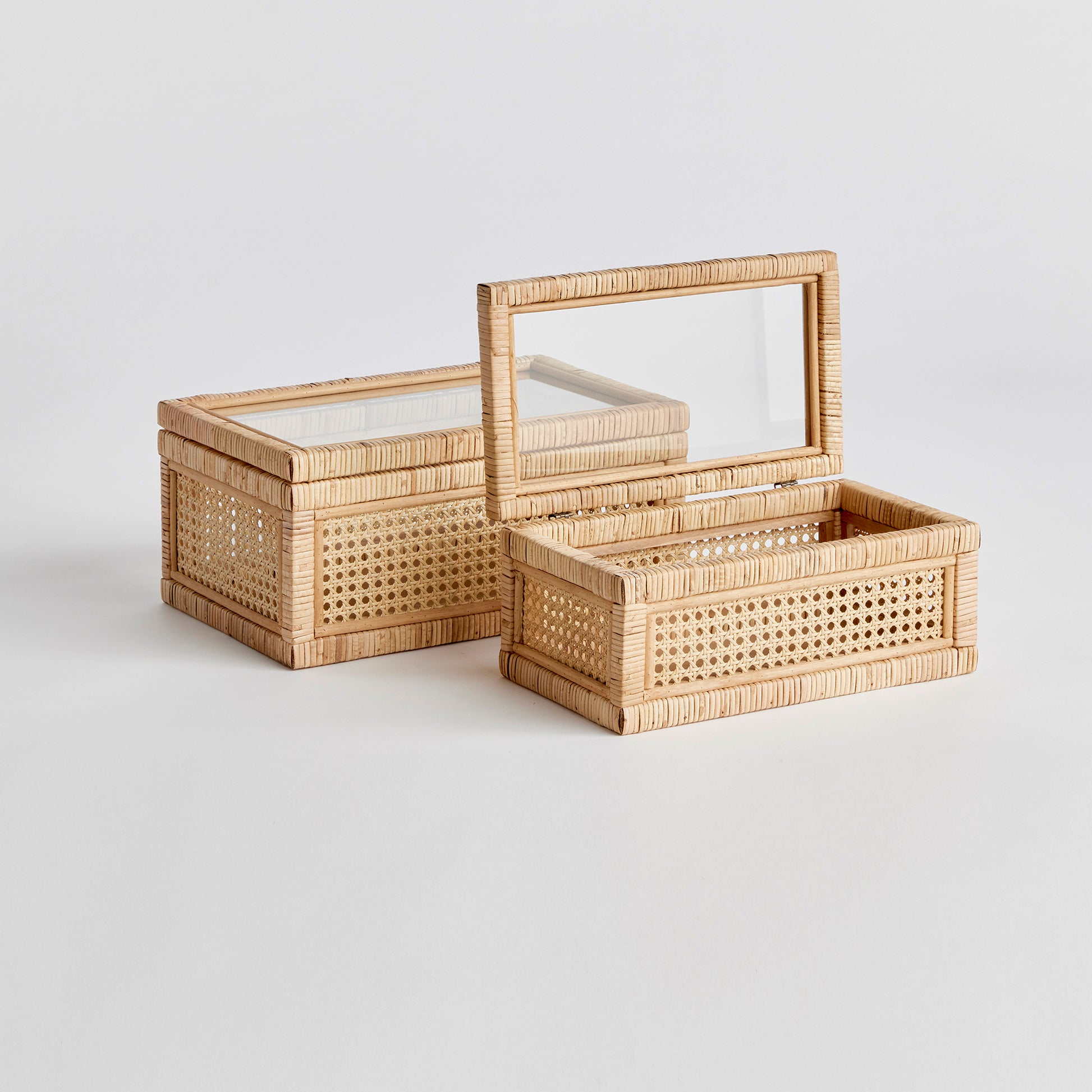 Crafted from traditional wrapped rattan and featuring a glass top, these display boxes effortlessly fit into any traditional setting. They can be used to store and showcase jewelry, seashells, and remotes, making them a functional and stylish addition to any room. Keep your space organized and add a touch of elegance with this versatile set of display boxes, expertly designed with a traditional rattan finish and glass top.