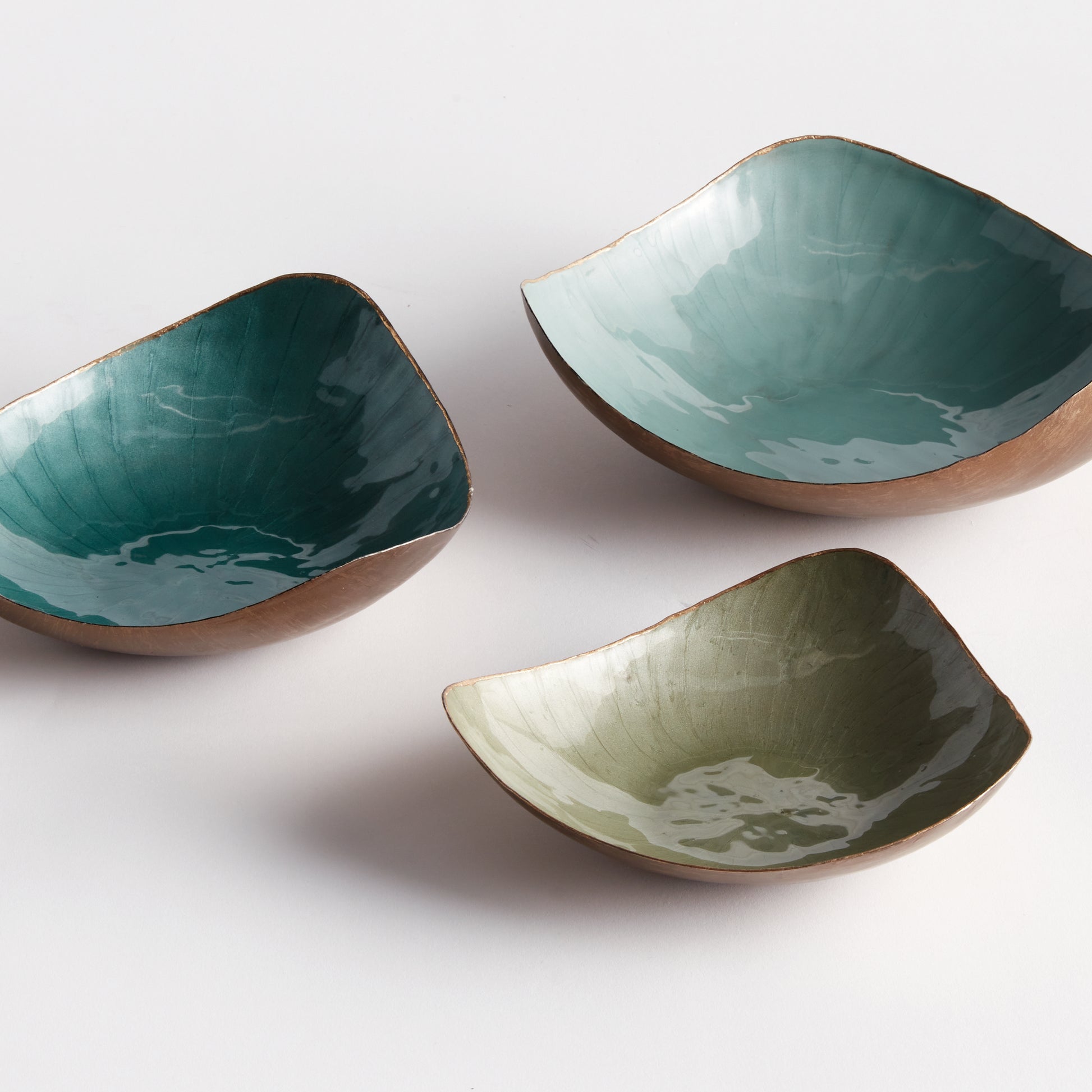 Crafted with exquisite attention to detail, these delightful coastal themed bowls infuse both sophistication and vibrancy into any setting. The gold edge embellishment and coordinating soft tones of green make them ideal for organizing small essentials while elevating the aesthetic of your home. Whether on your kitchen island, side table, or ottoman, these versatile bowls effortlessly enhance the beauty and functionality of any space.