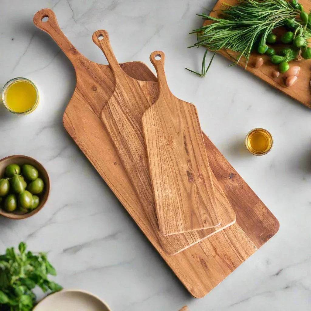 Set of three acacia wood serving boards with handles, natural wood grain and graduated sizes for entertaining – Rustic.
