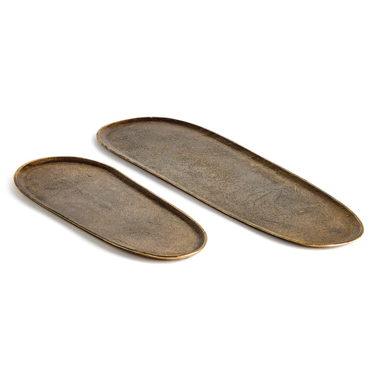 Made in natural shapes, this set of two decorative trays are made of cast aluminum. Just as pretty as they are sturdy, they are designed in grand scale, making them an ideal Base for a stunning tablescape.